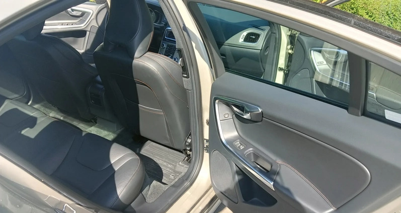Volvo S60 cena 72900 przebieg: 117250, rok produkcji 2018 z Brzostek małe 121